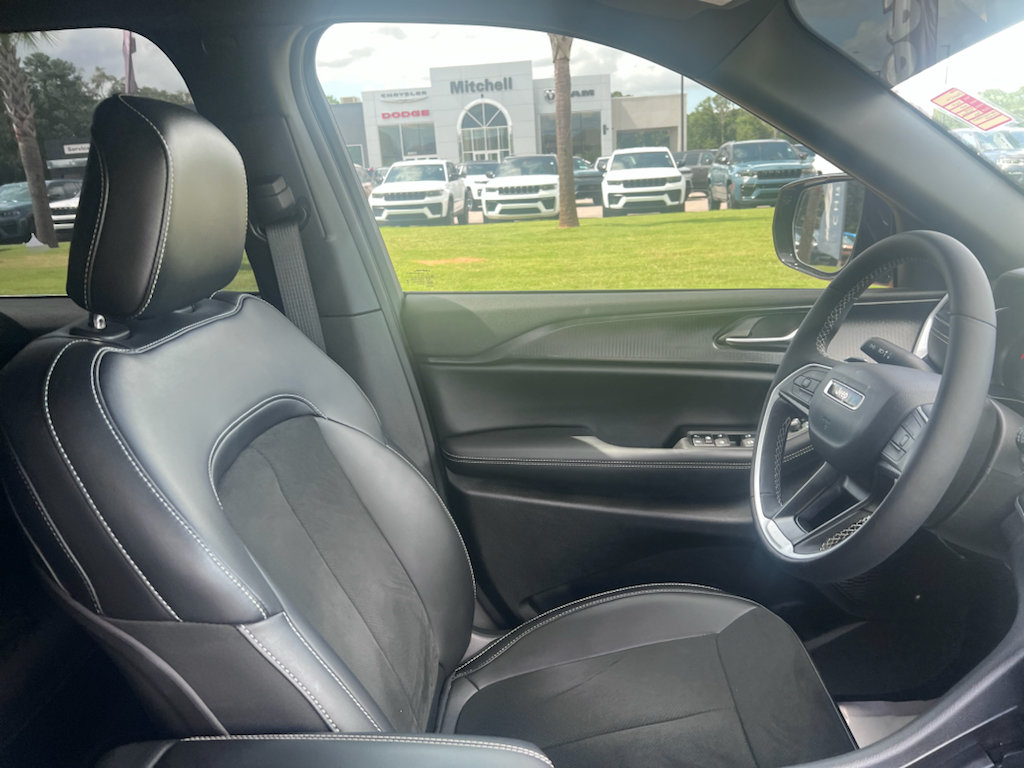 Certified 2025 Jeep Grand Cherokee Altitude RWD image 15