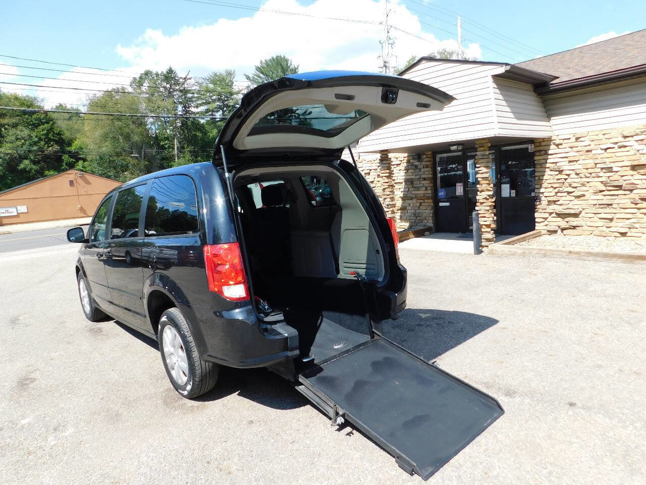 Used 2017 Dodge Grand Caravan SE image 3