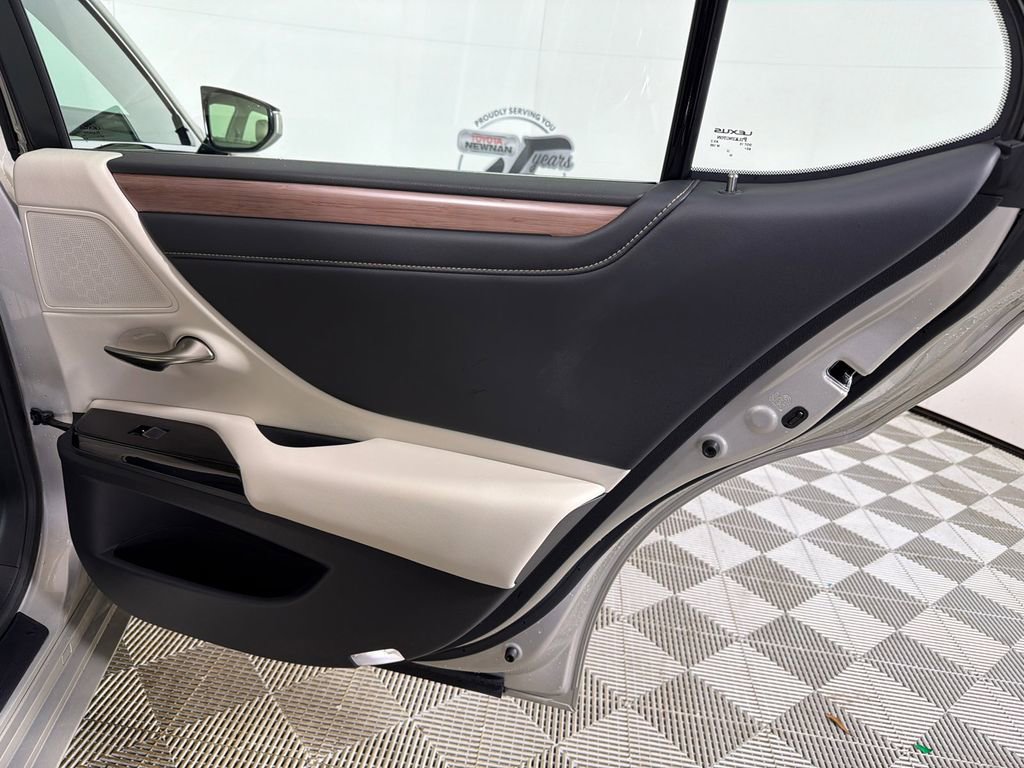Used 2025 Lexus ES 300h w/ Premium Package image 17