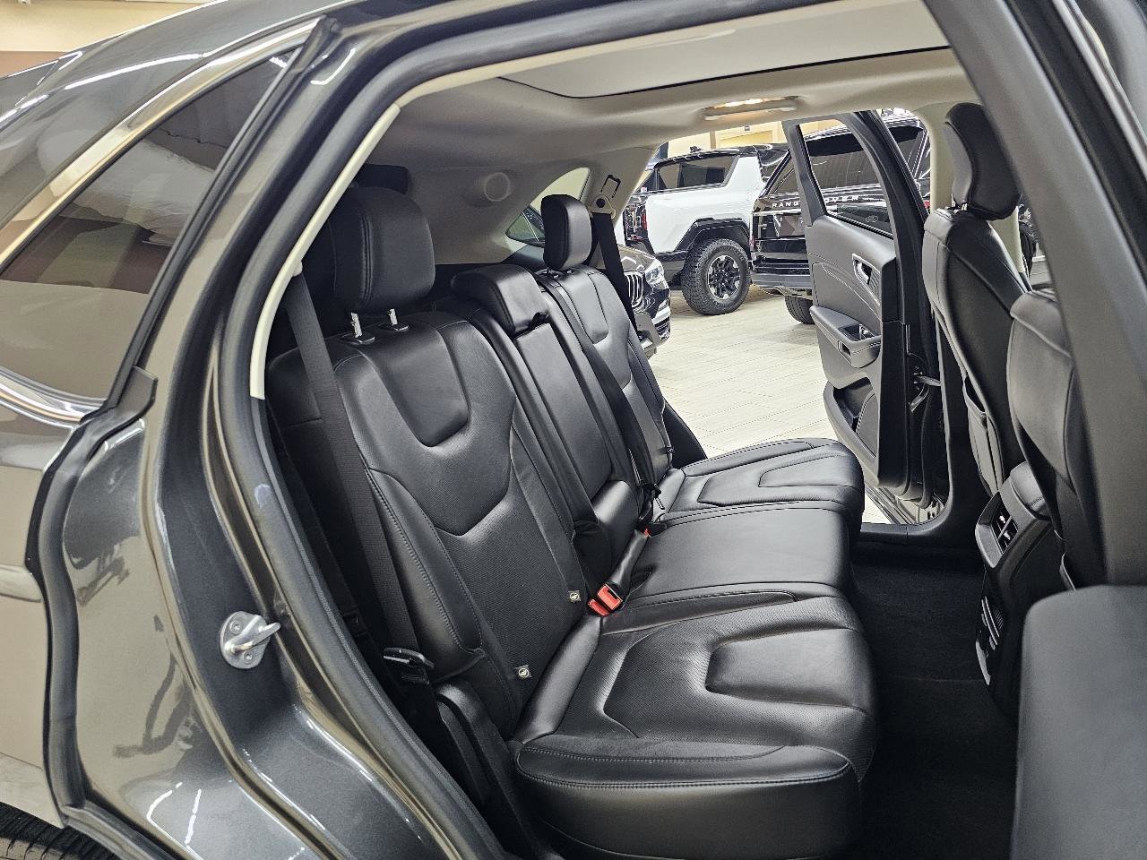 Used 2019 Ford Edge Titanium w/ Equipment Group 301A FWD image 24