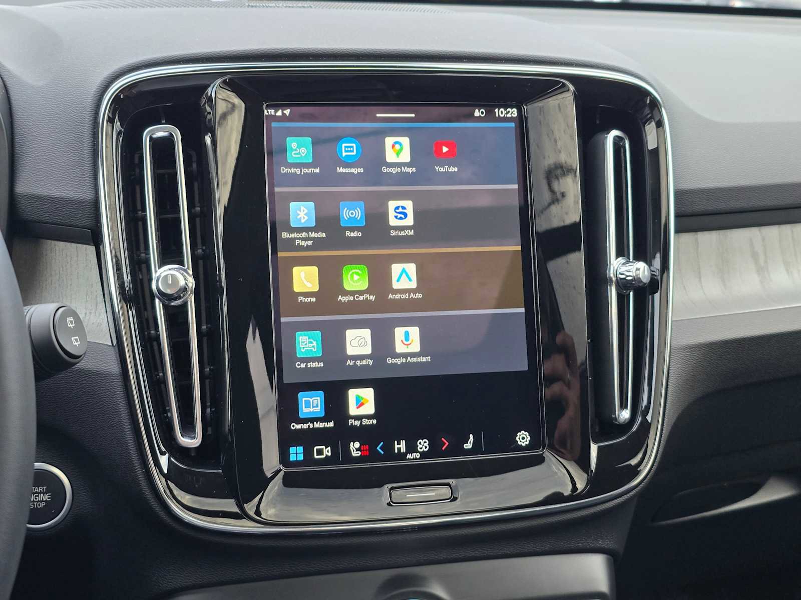 Certified 2025 Volvo XC40 B5 Plus w/ Climate Package image 24