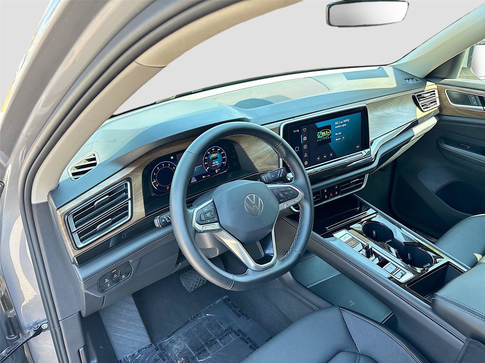 Used 2025 Volkswagen Atlas SE FWD image 9