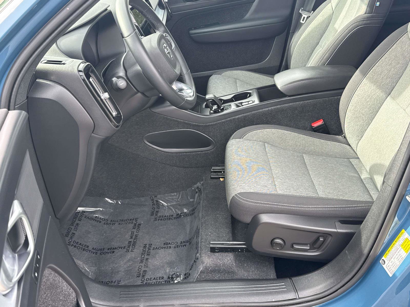 Used 2024 Volvo XC40 B5 Core image 24