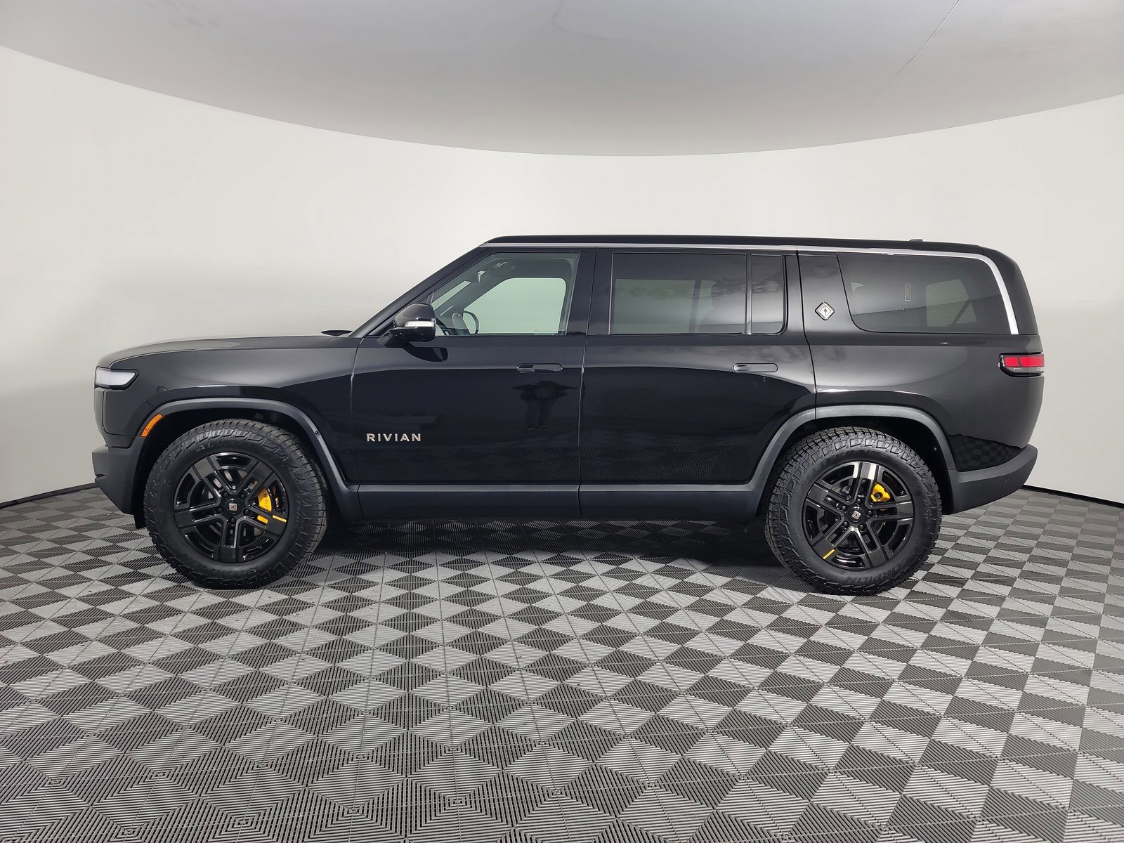 Used 2024 Rivian R1S Adventure image 2
