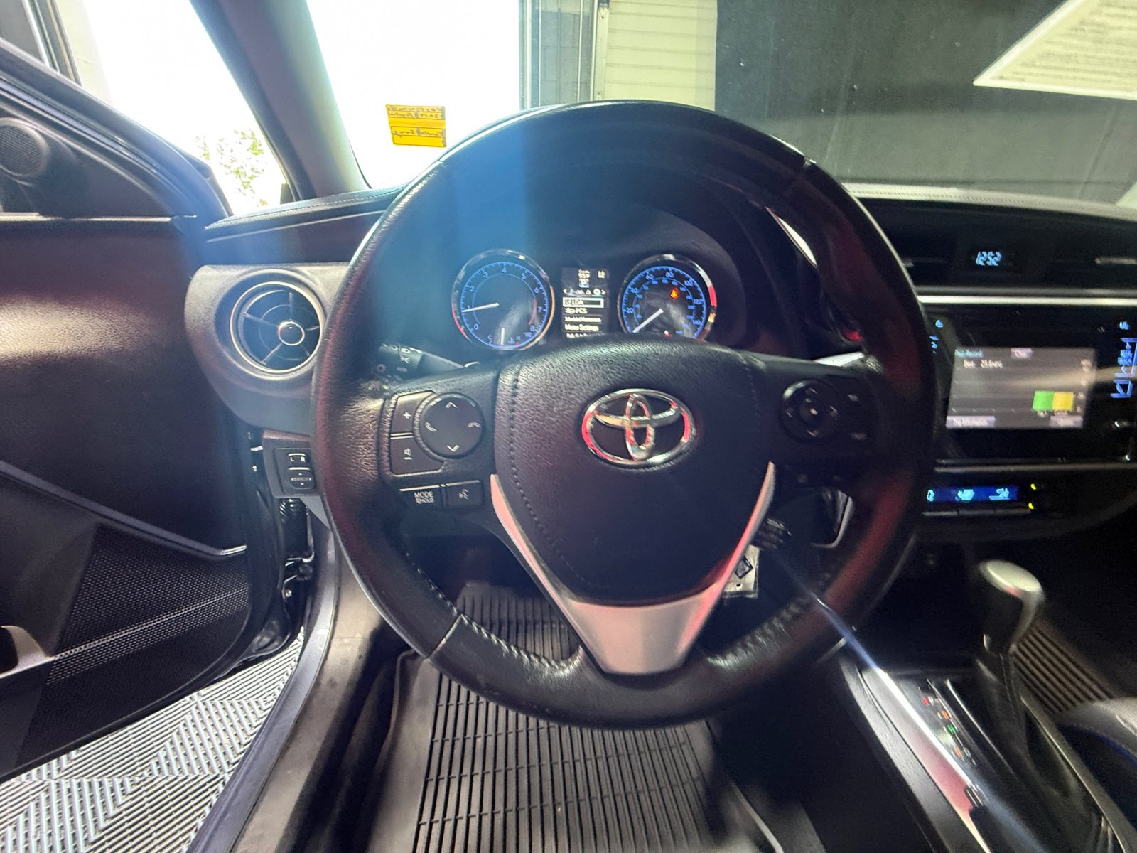 Used 2019 Toyota Corolla SE w/ Carpet Mat Package (TMS) FWD image 9