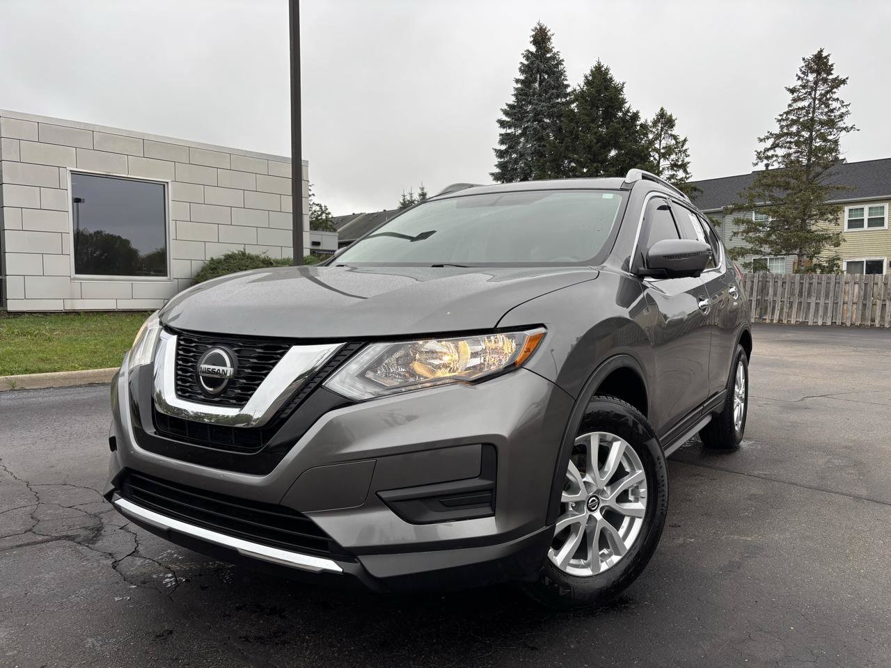 Used 2018 Nissan Rogue SV w/ Sun & Sound Touring Package AWD/4WD image 2