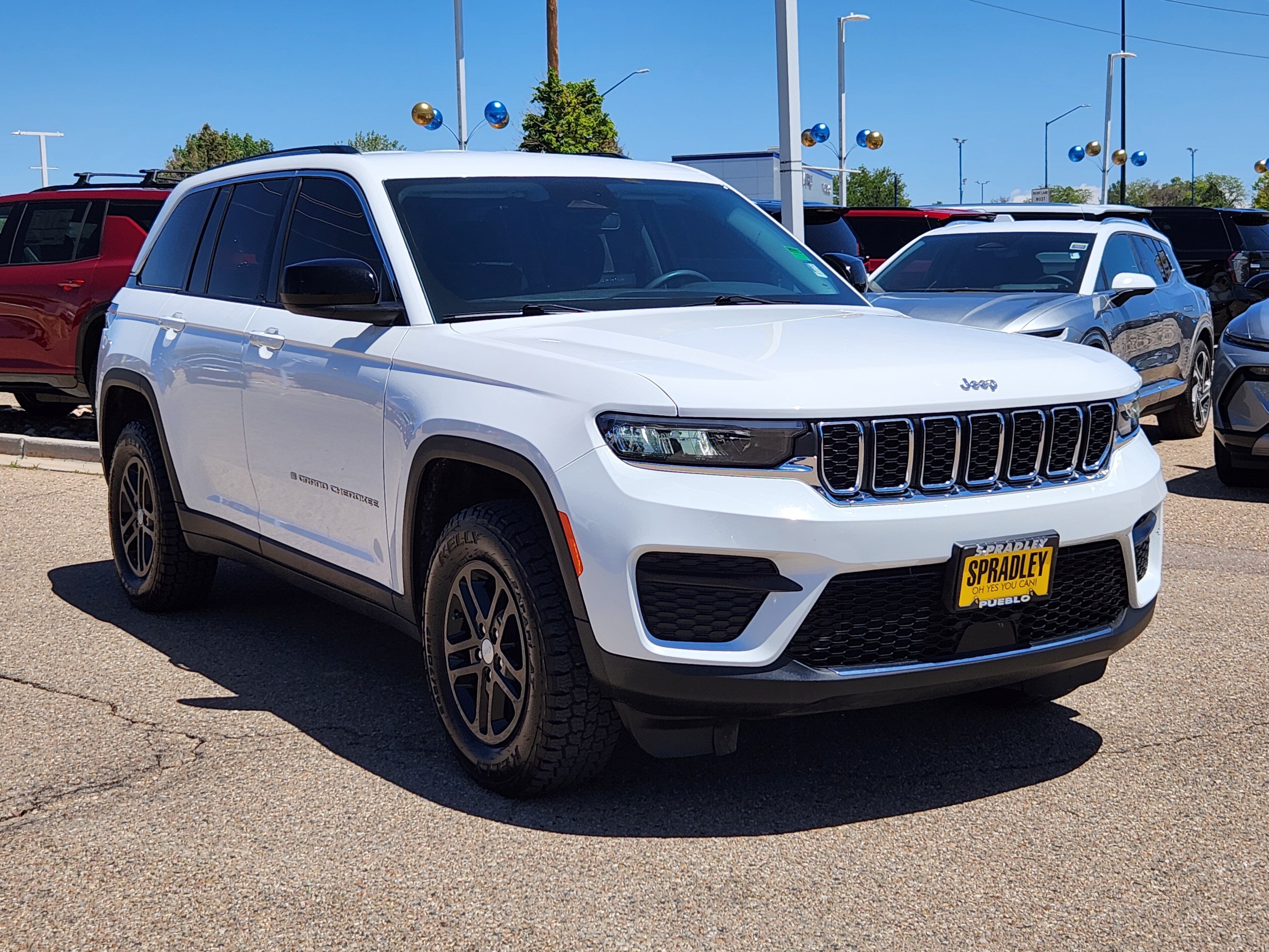 Used 2023 Jeep Grand Cherokee Laredo AWD/4WD image 4