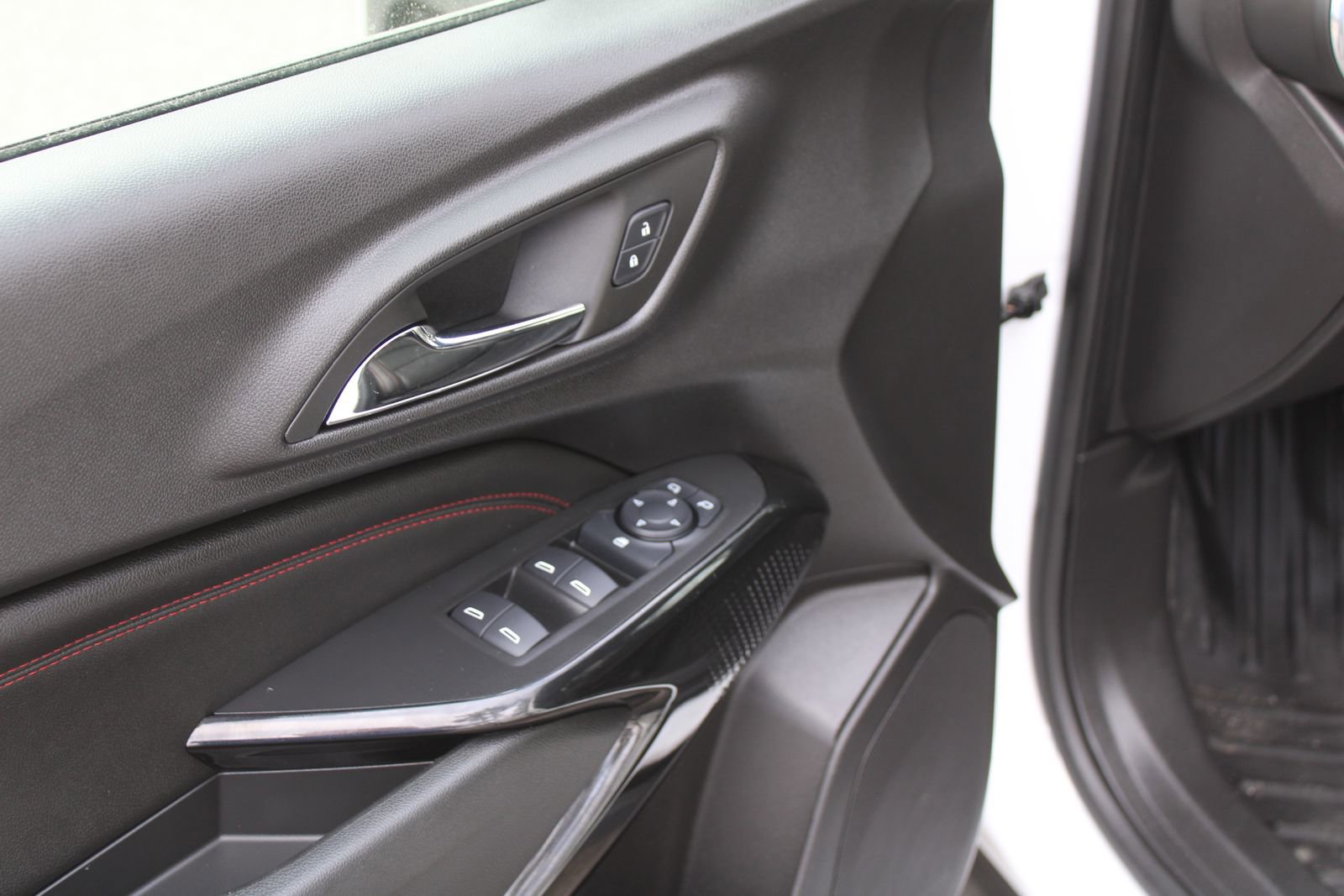 Used 2024 Chevrolet Trax RS image 18