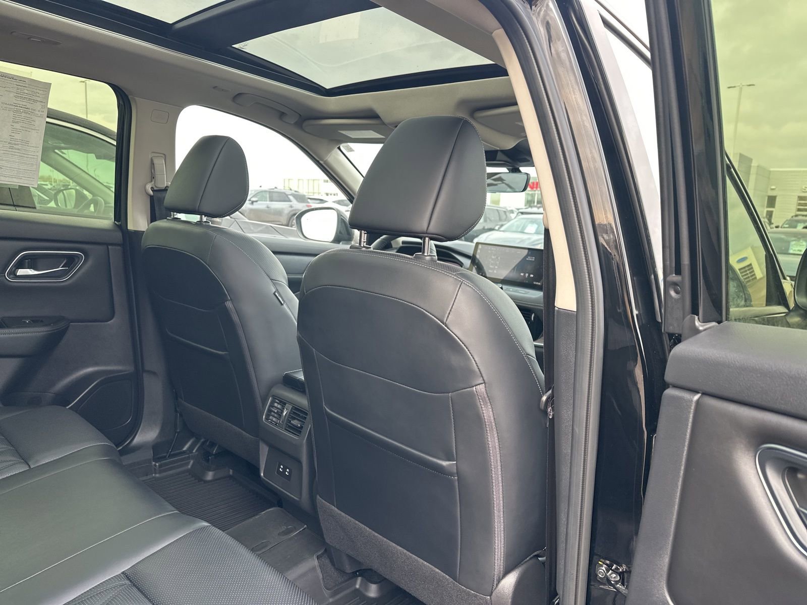 Used 2024 Nissan Rogue Platinum image 29