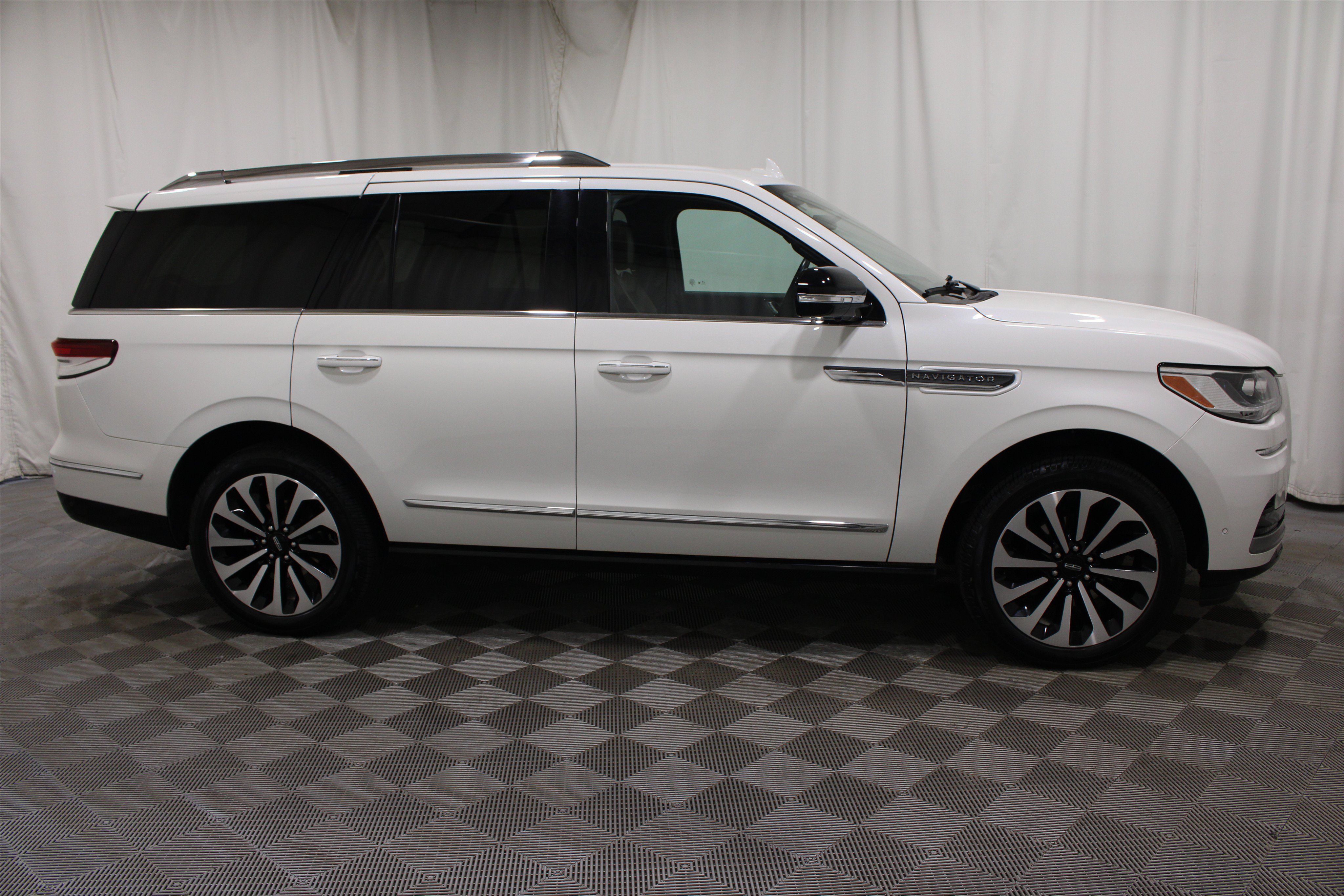 Certified 2024 Lincoln Navigator Reserve AWD/4WD image 32