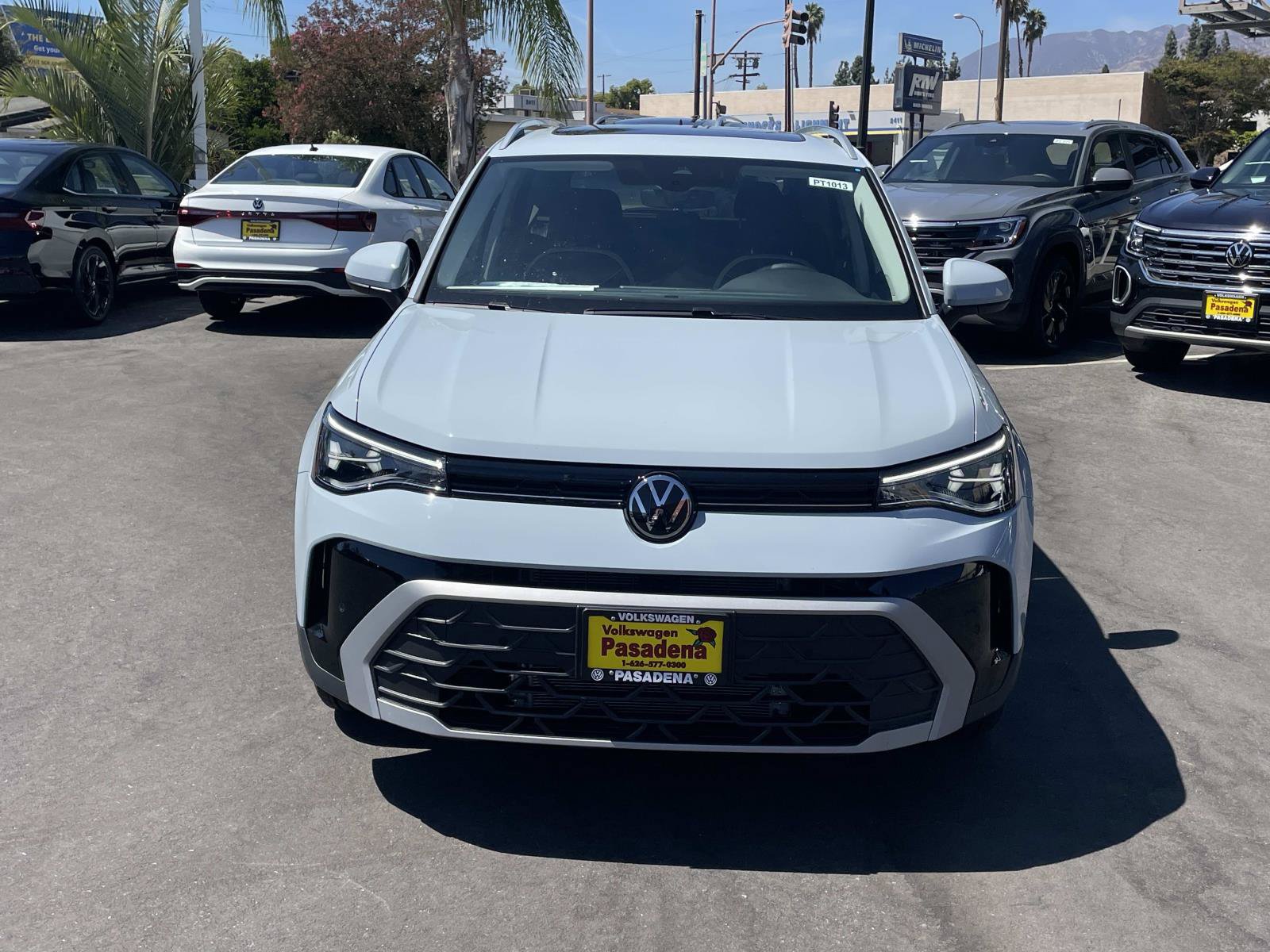 New 2026 Volkswagen Taos SE FWD image 2