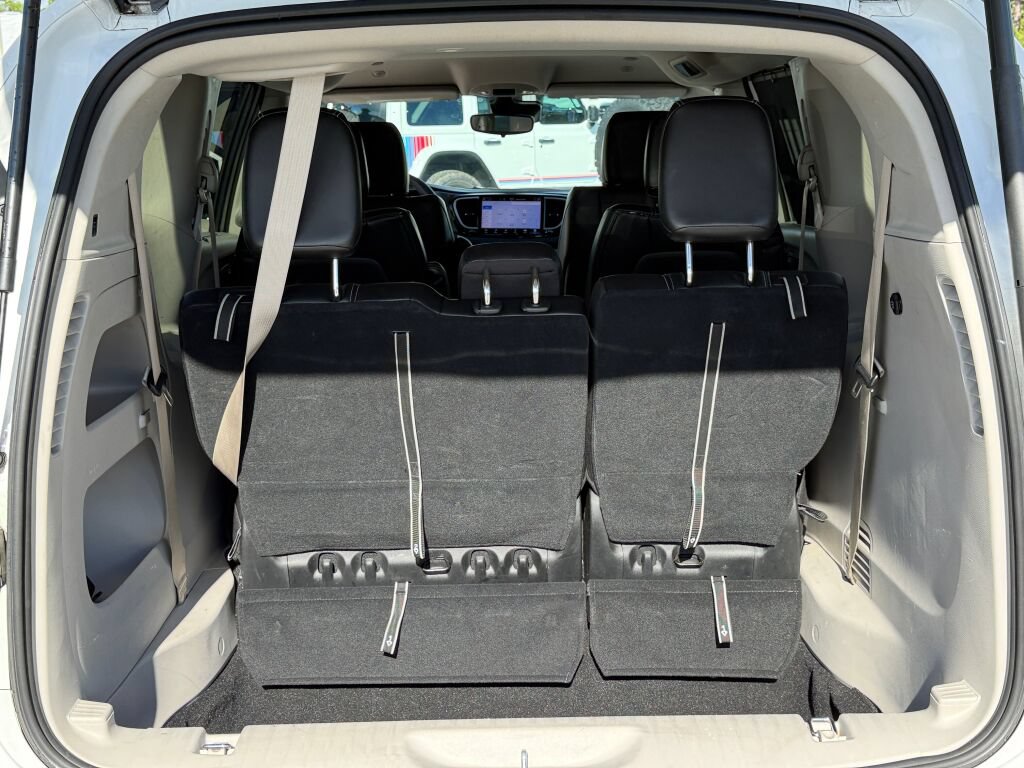 Used 2024 Chrysler Pacifica Touring-L FWD image 35