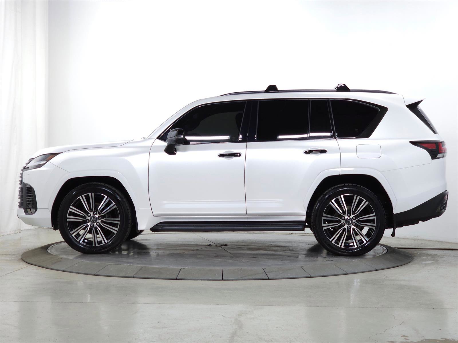 Used 2024 Lexus LX 600 4WD w/ Appearance Package image 4