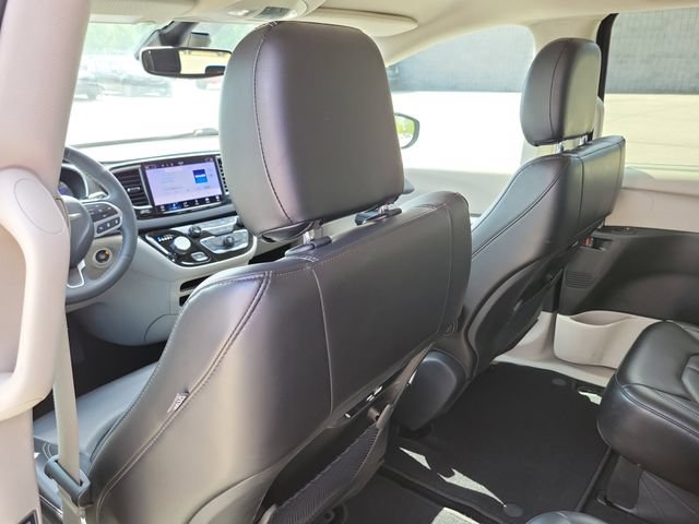 Used 2023 Chrysler Pacifica Touring-L FWD image 25