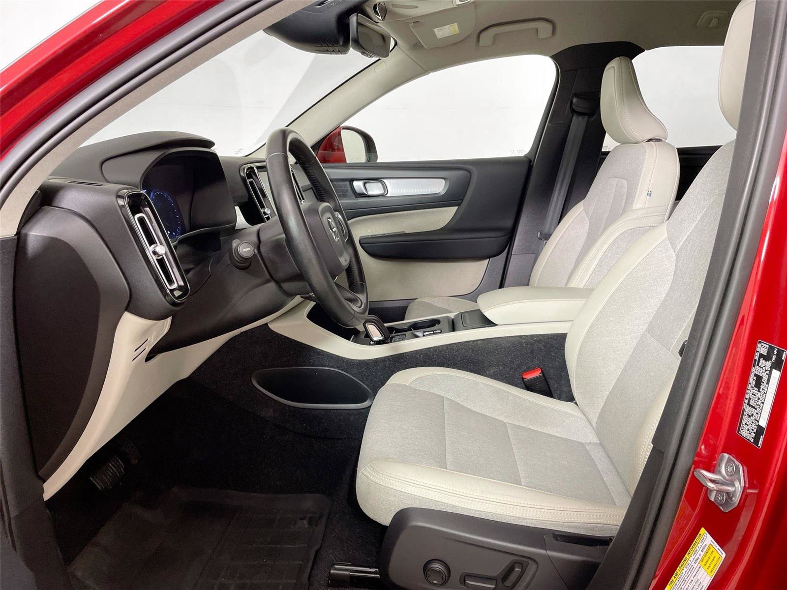 Used 2020 Volvo XC40 T5 Momentum w/ Protection Package Premier AWD/4WD image 5