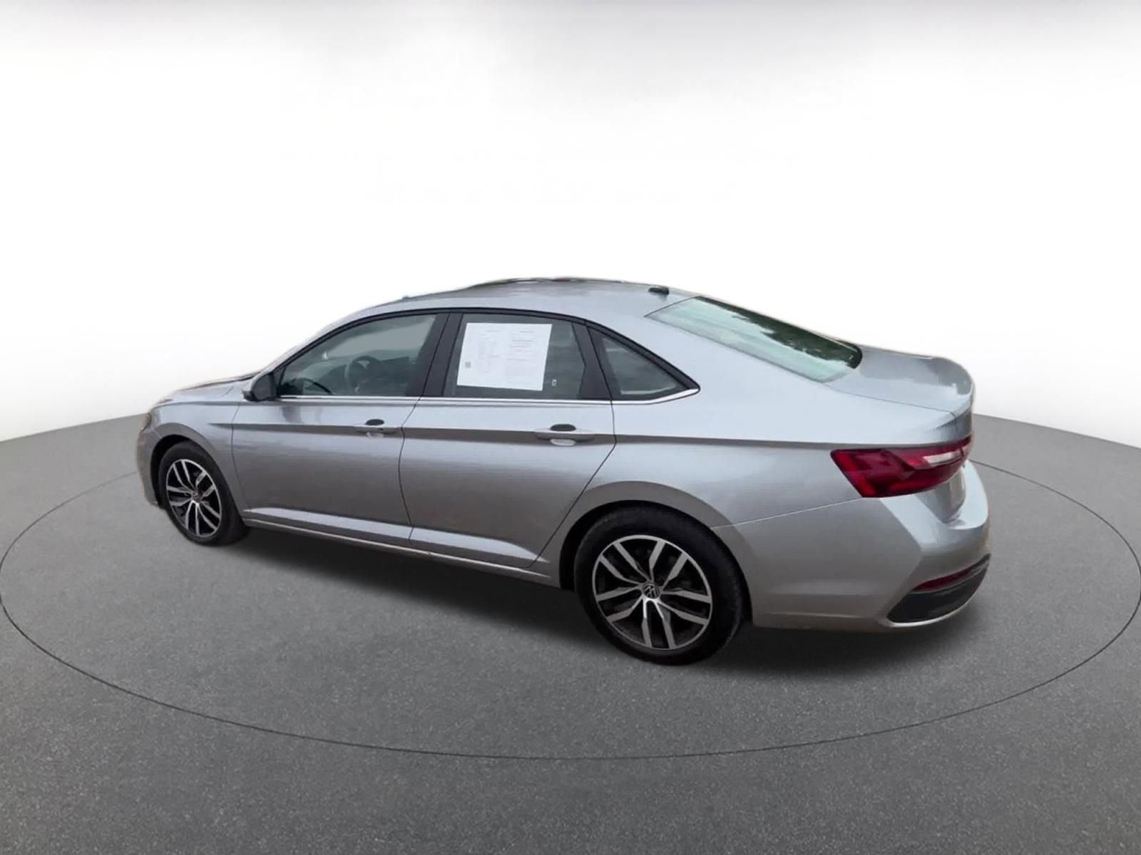 Used 2025 Volkswagen Jetta SE image 11