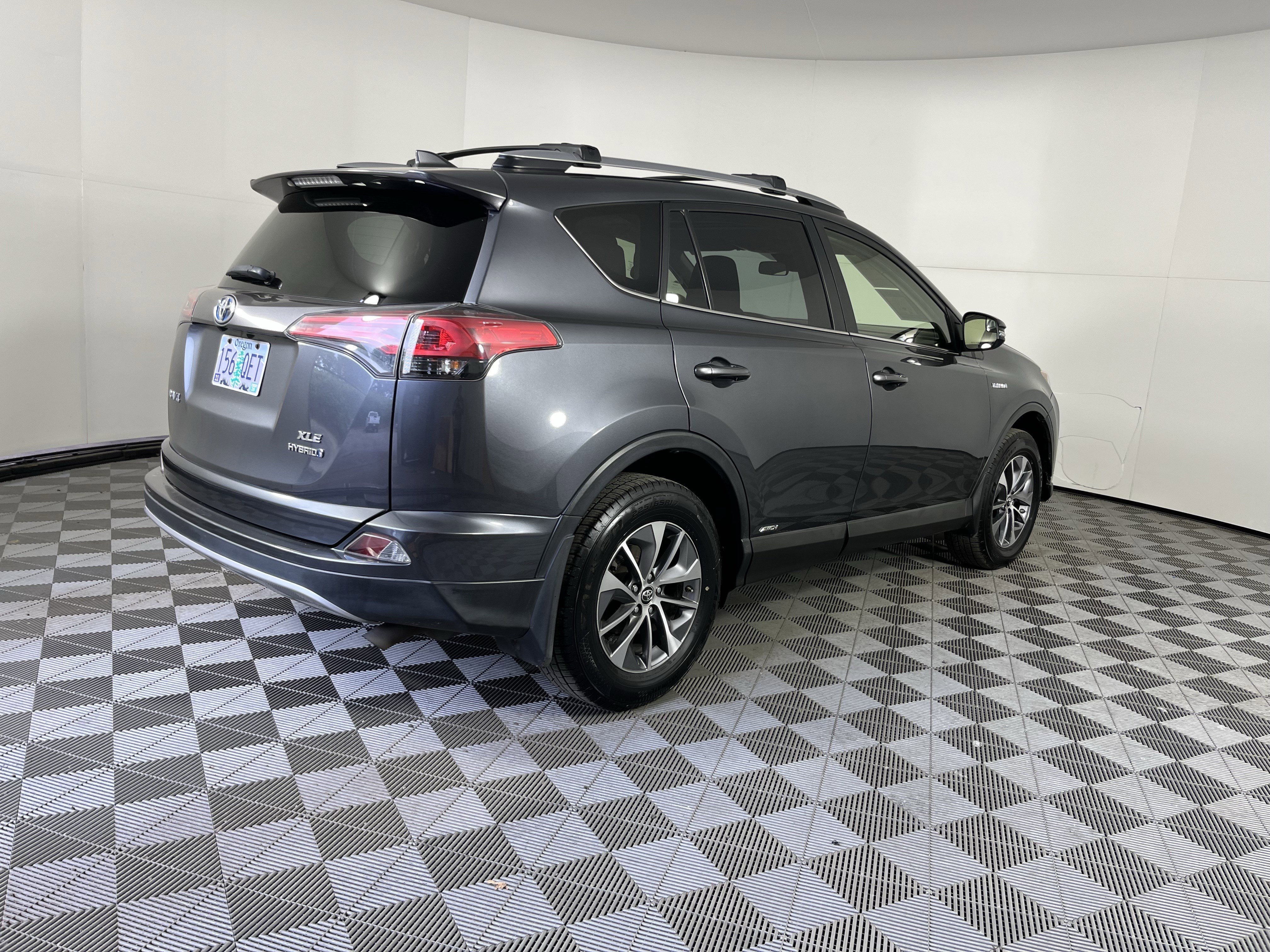 Used 2018 Toyota RAV4 XLE AWD/4WD image 5