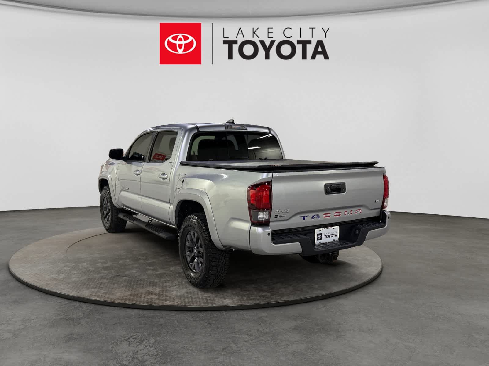Used 2023 Toyota Tacoma SR5 AWD/4WD image 5