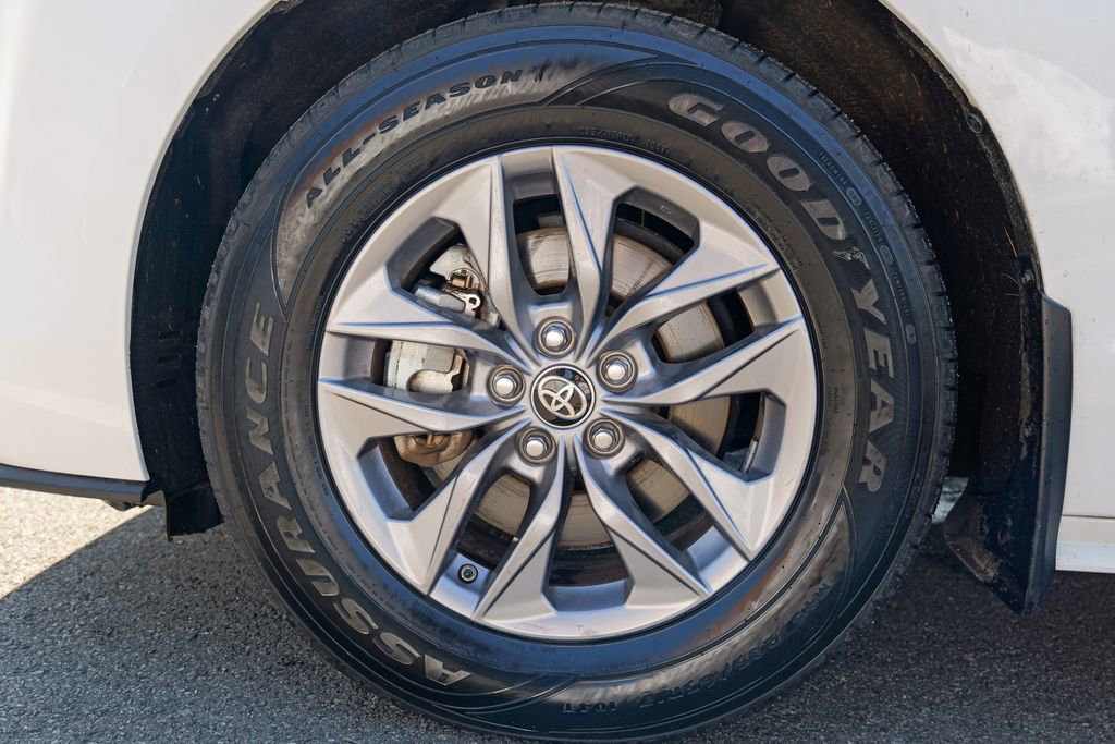 Used 2022 Toyota Sienna LE w/ LE Plus Package image 15