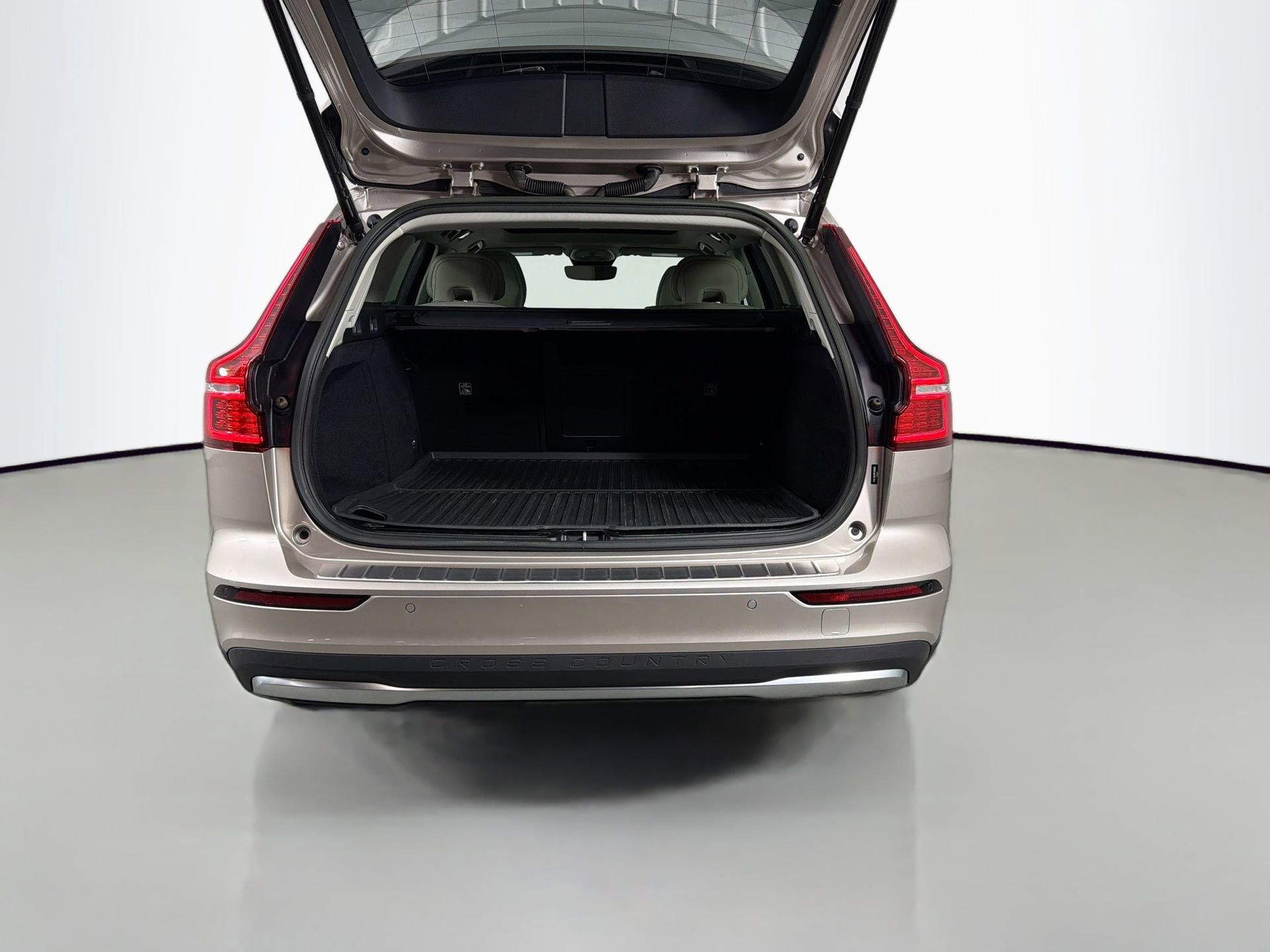 Used 2023 Volvo V60 B5 Cross Country Plus w/ Protection Package Premier image 27
