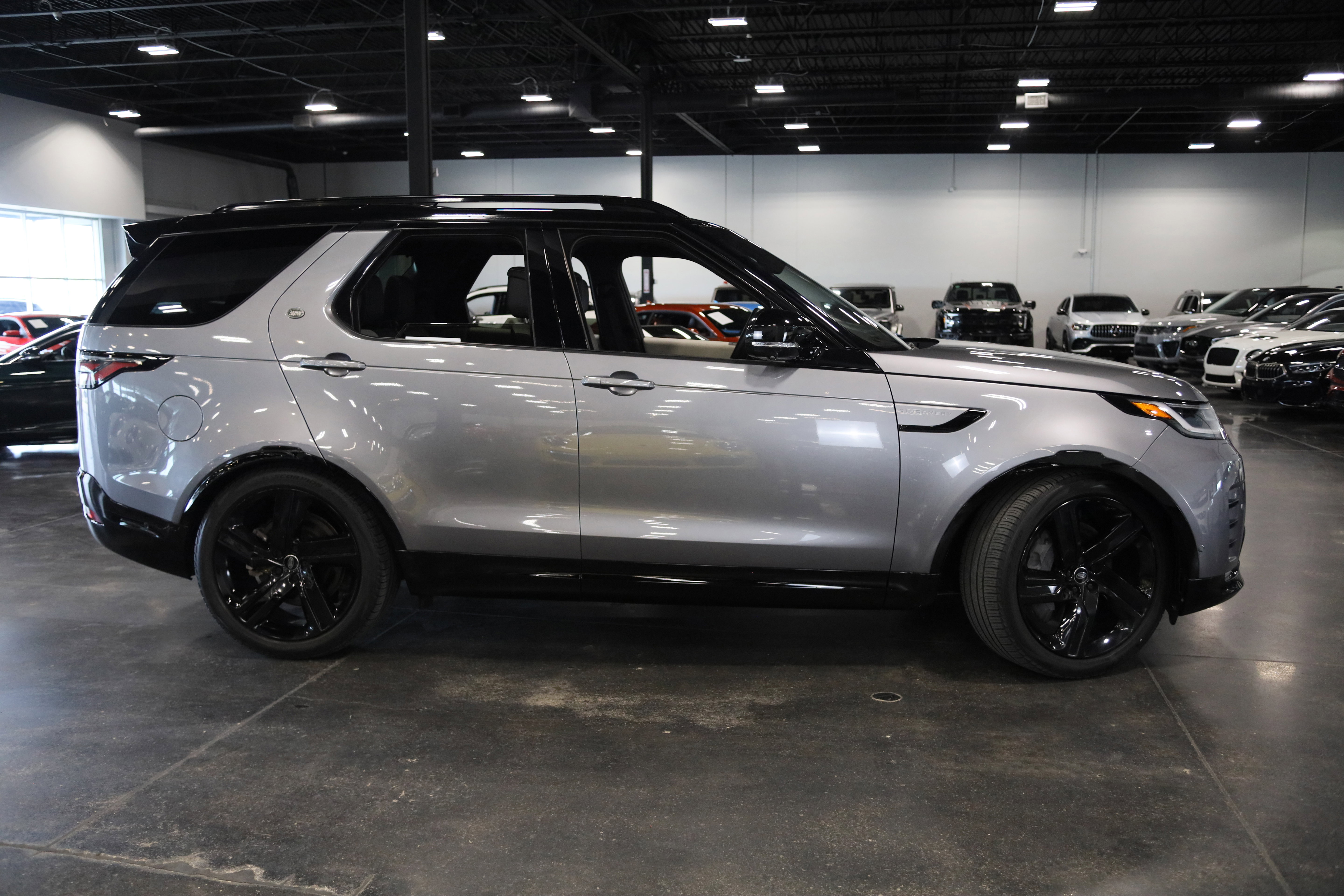 Used 2023 Land Rover Discovery S R-Dynamic AWD/4WD image 8