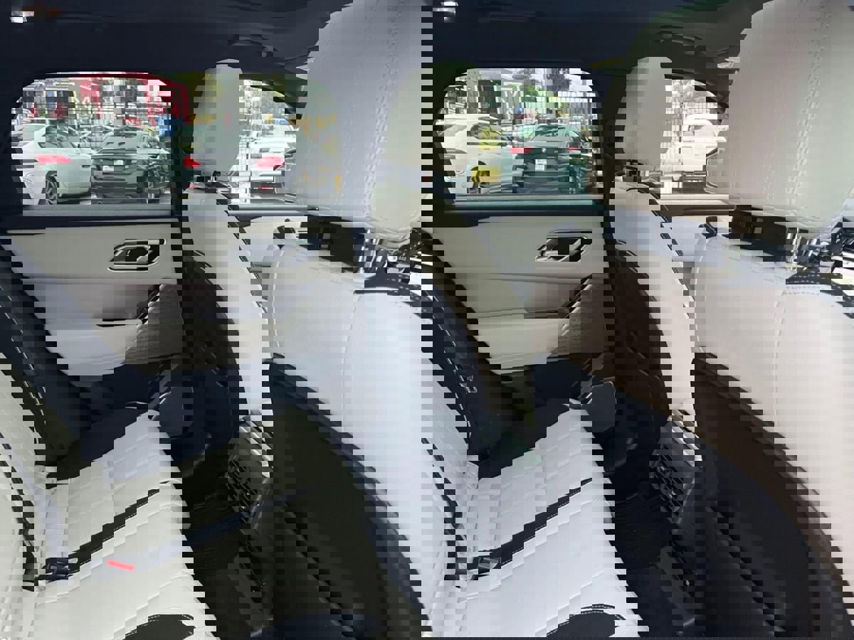 Used 2019 Land Rover Range Rover Velar R-Dynamic SE image 35