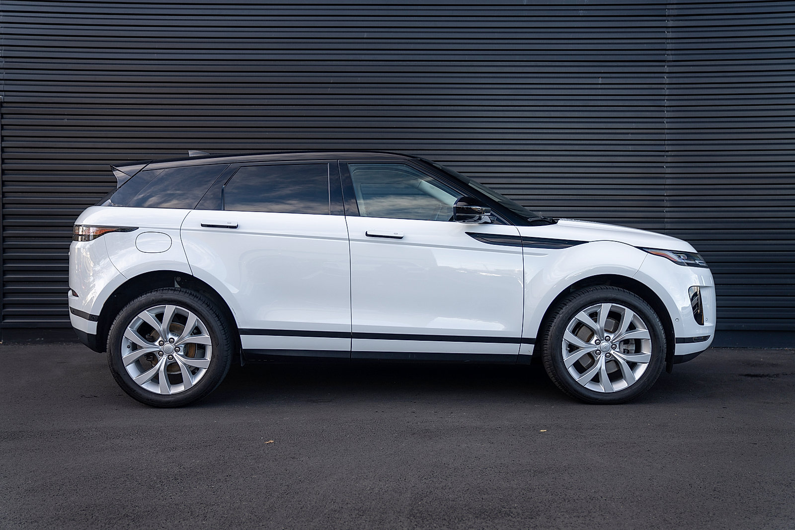 Used 2020 Land Rover Range Rover Evoque SE image 26