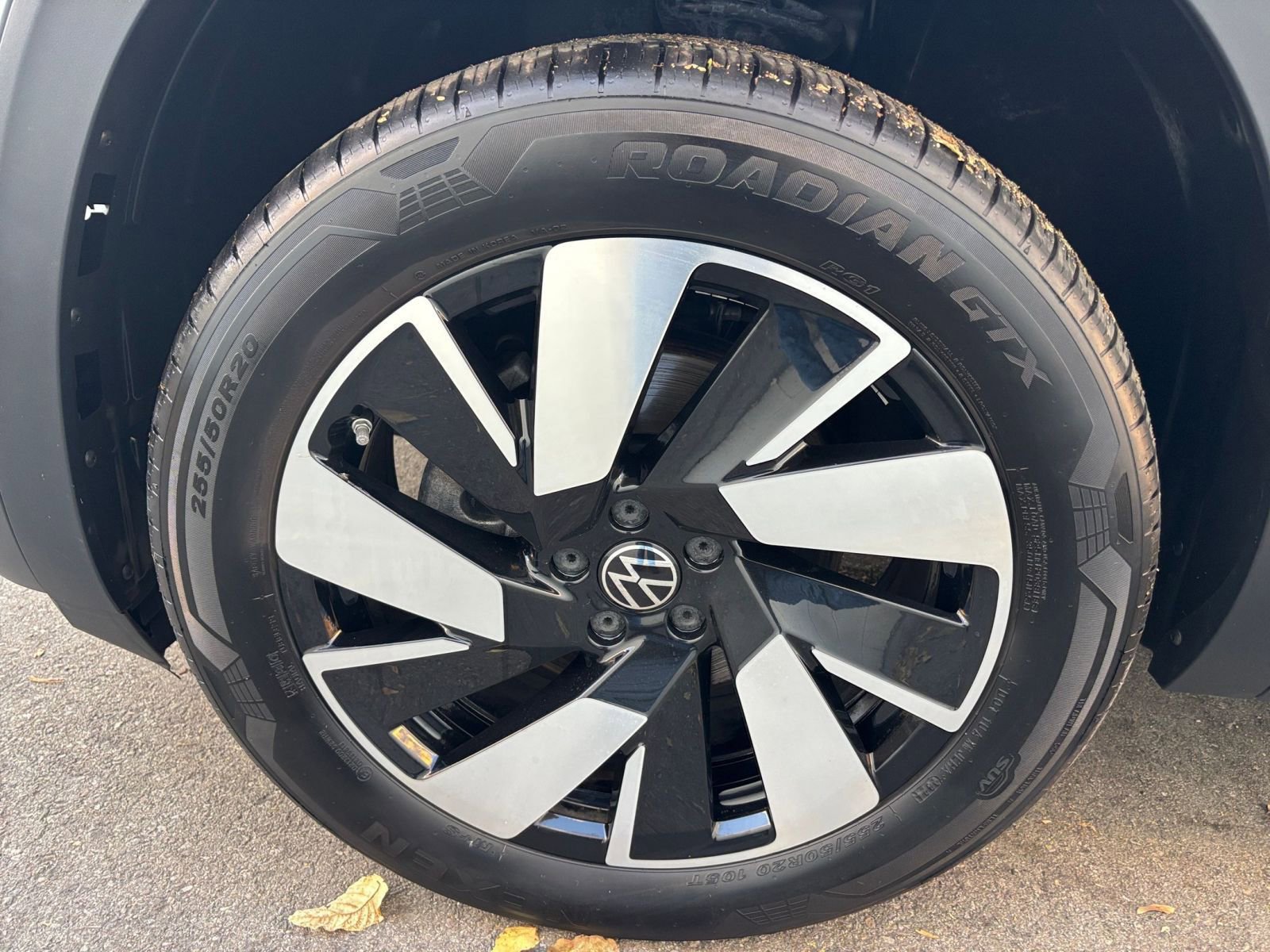 Used 2025 Volkswagen Atlas Cross Sport SE image 30