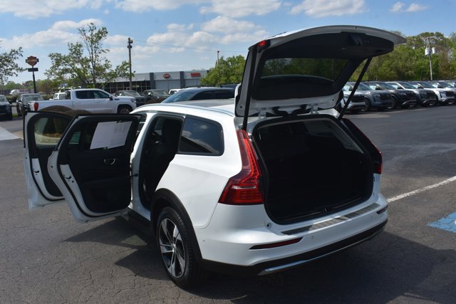Used 2023 Volvo V60 B5 Cross Country Plus w/ Climate Package image 17