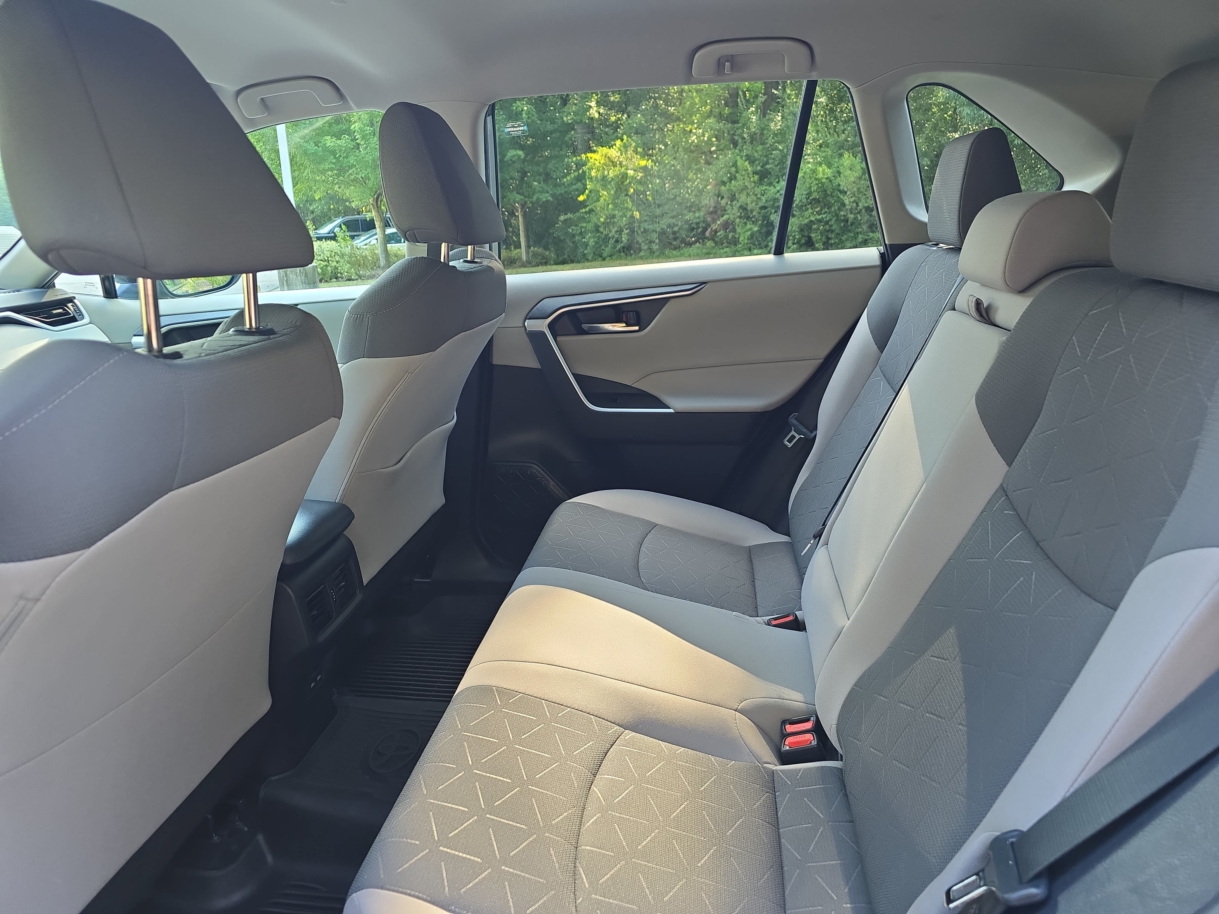 Used 2022 Toyota RAV4 XLE AWD/4WD image 12