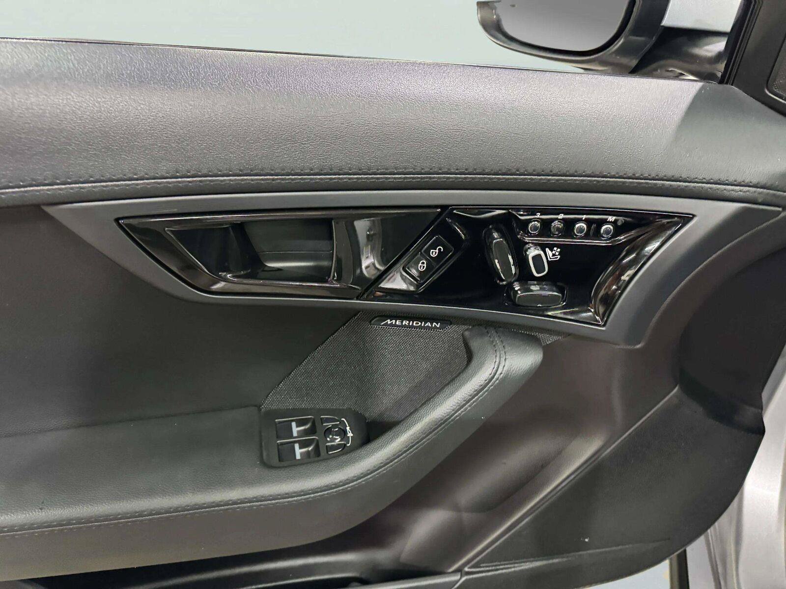 Used 2019 Jaguar F-TYPE Convertible RWD image 31