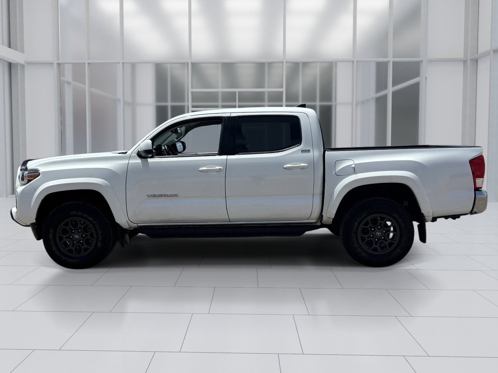 Used 2017 Toyota Tacoma SR5 w/ Tow Package AWD/4WD image 3