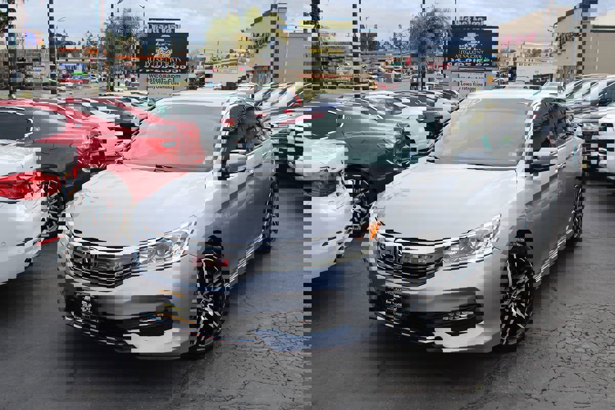 Used 2017 Honda Accord Sport image 2