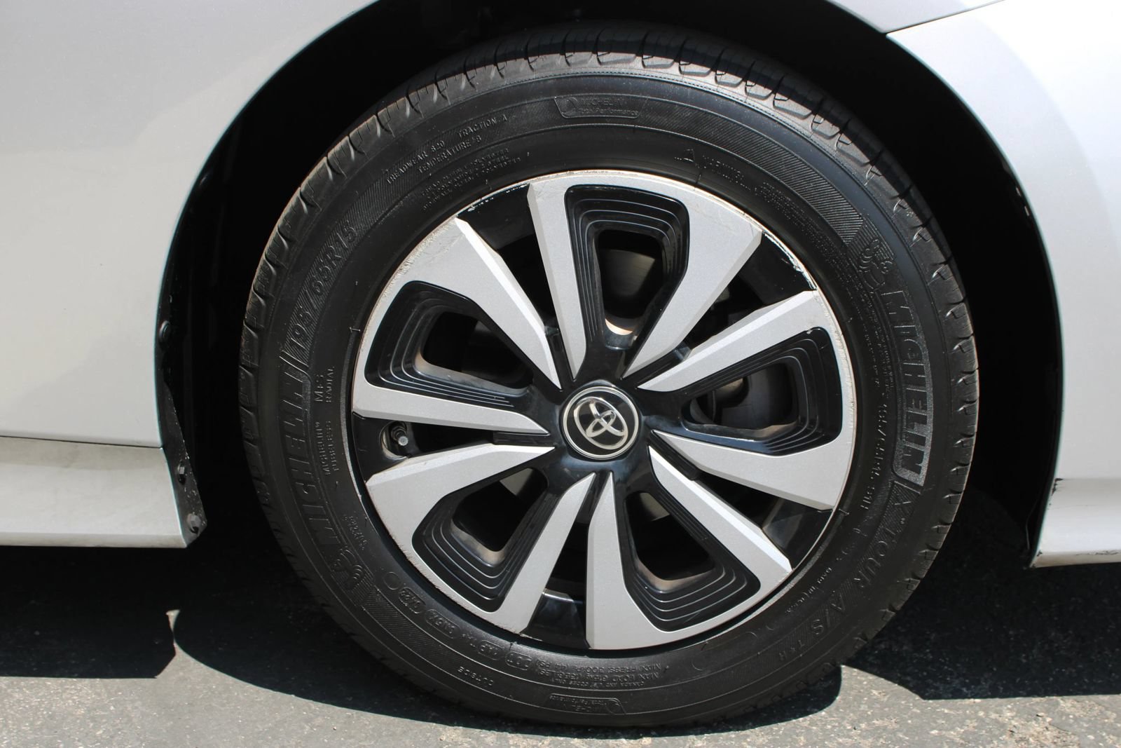 Used 2018 Toyota Prius Prime Premium FWD image 6