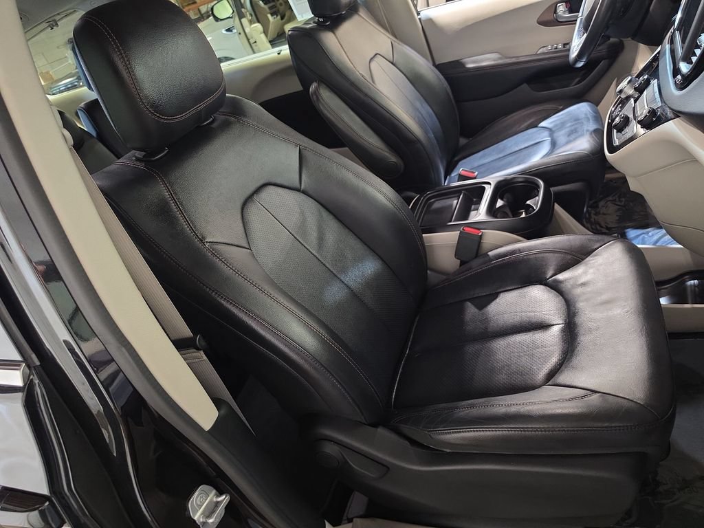 Used 2018 Chrysler Pacifica Touring-L w/ Tire & Wheel Group FWD image 25