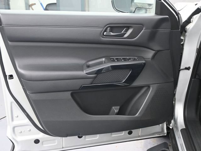 Used 2024 Nissan Pathfinder SV image 9