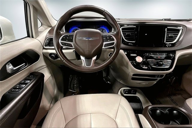 Used 2017 Chrysler Pacifica Touring-L image 10