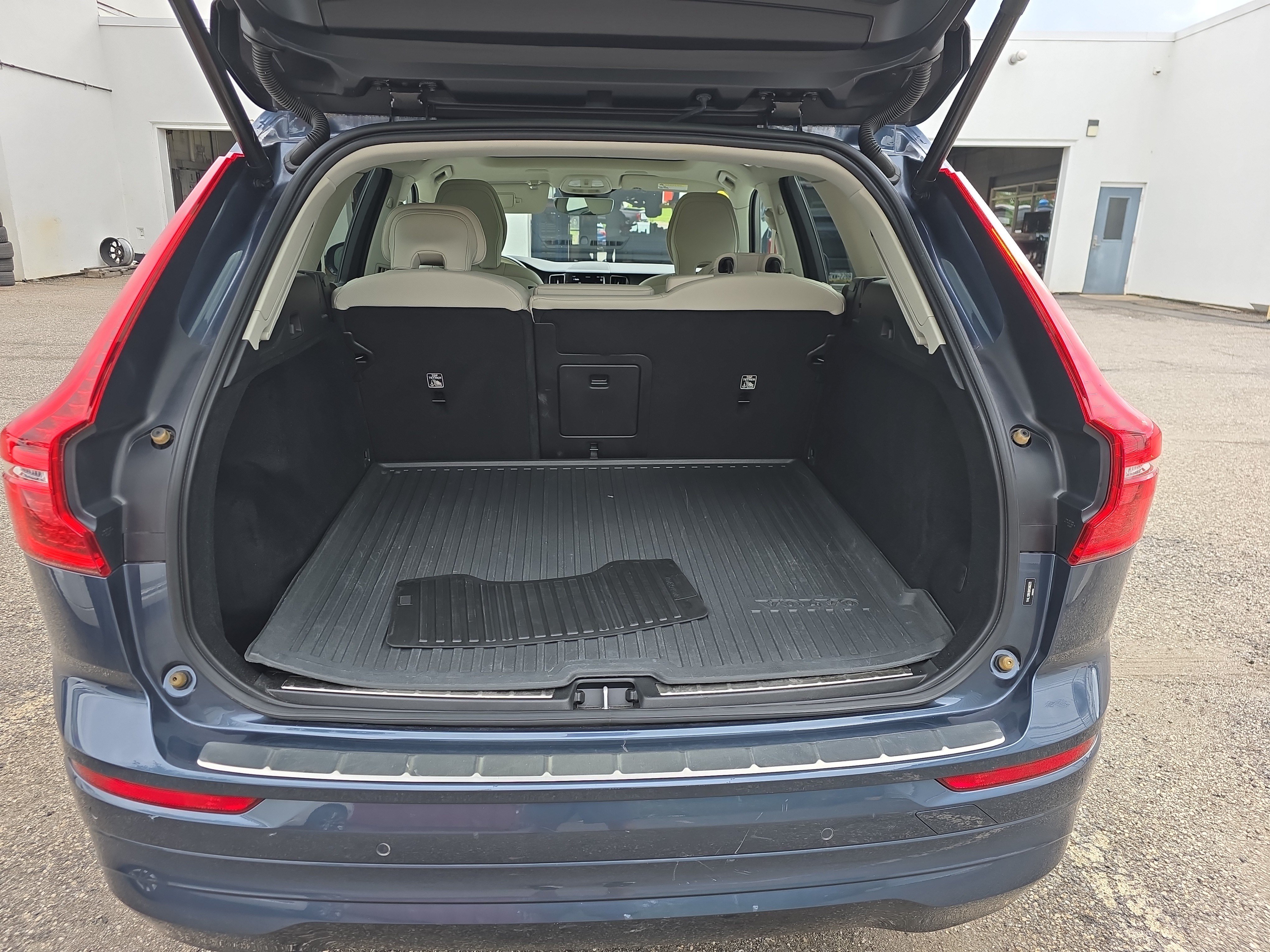 Used 2022 Volvo XC60 B5 Momentum w/ Climate Package AWD/4WD image 6