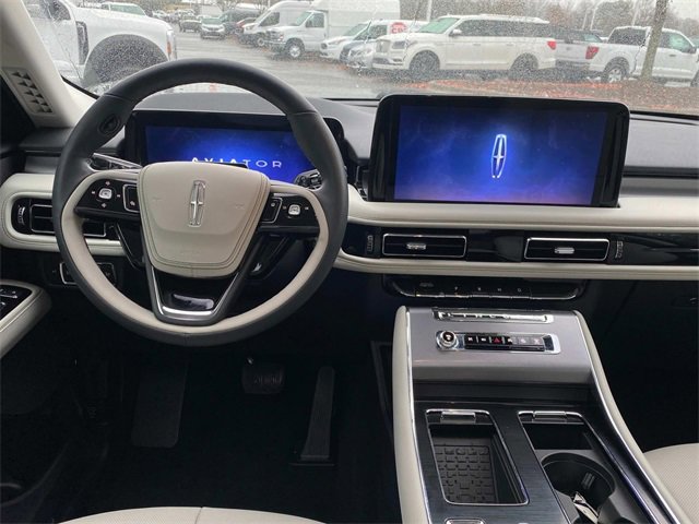 Used 2025 Lincoln Aviator 2WD image 8
