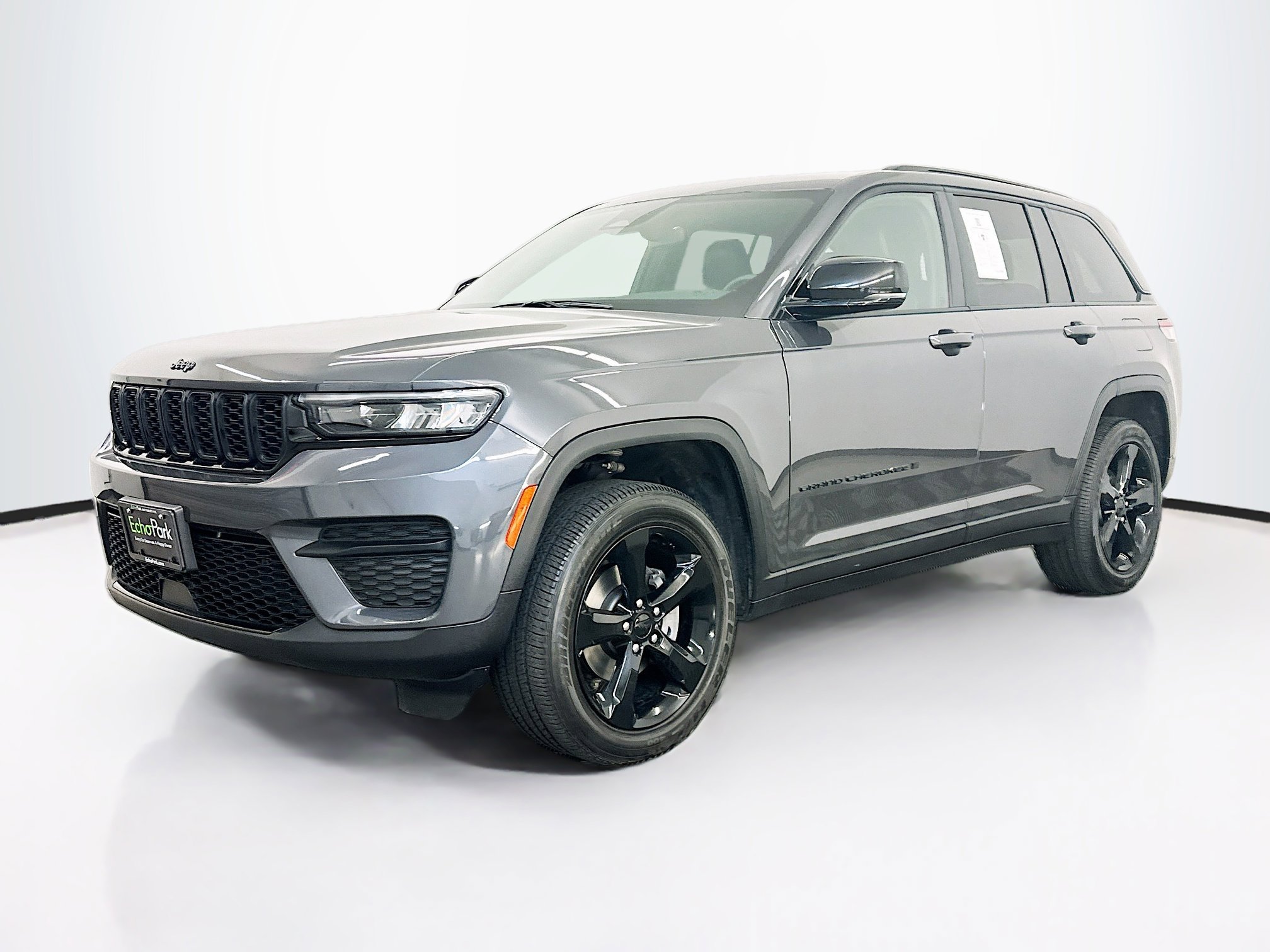 Used 2024 Jeep Grand Cherokee Altitude AWD/4WD image 3