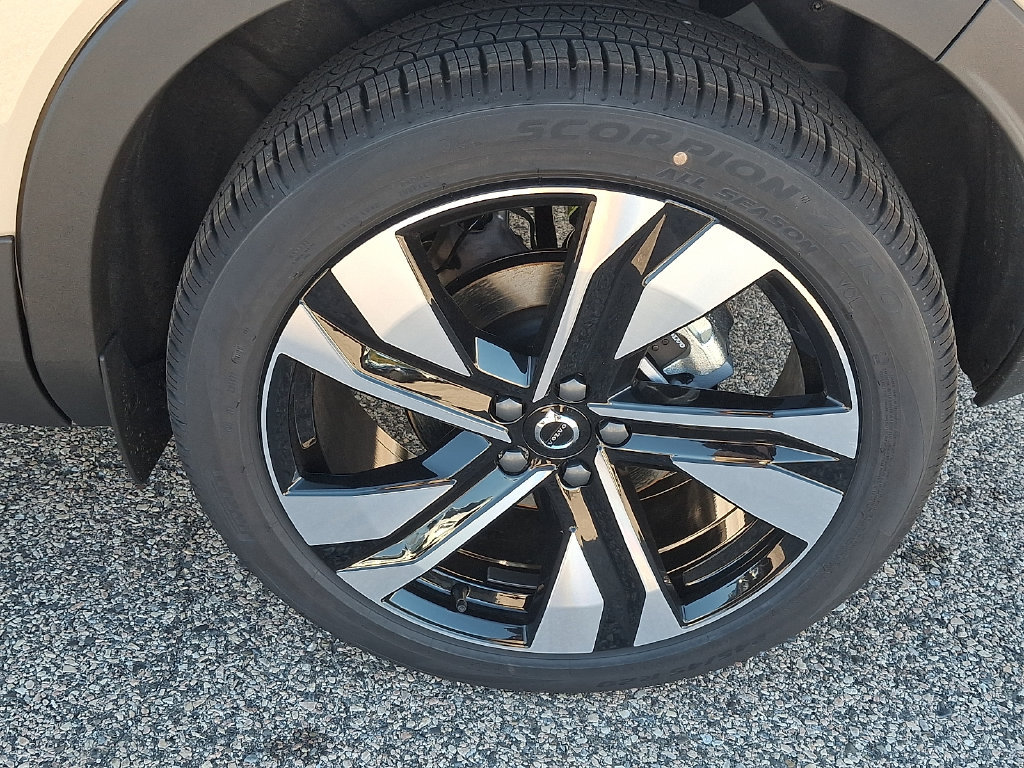 New 2026 Volvo XC40 B5 Ultra w/ Protection Package Premier AWD/4WD image 8