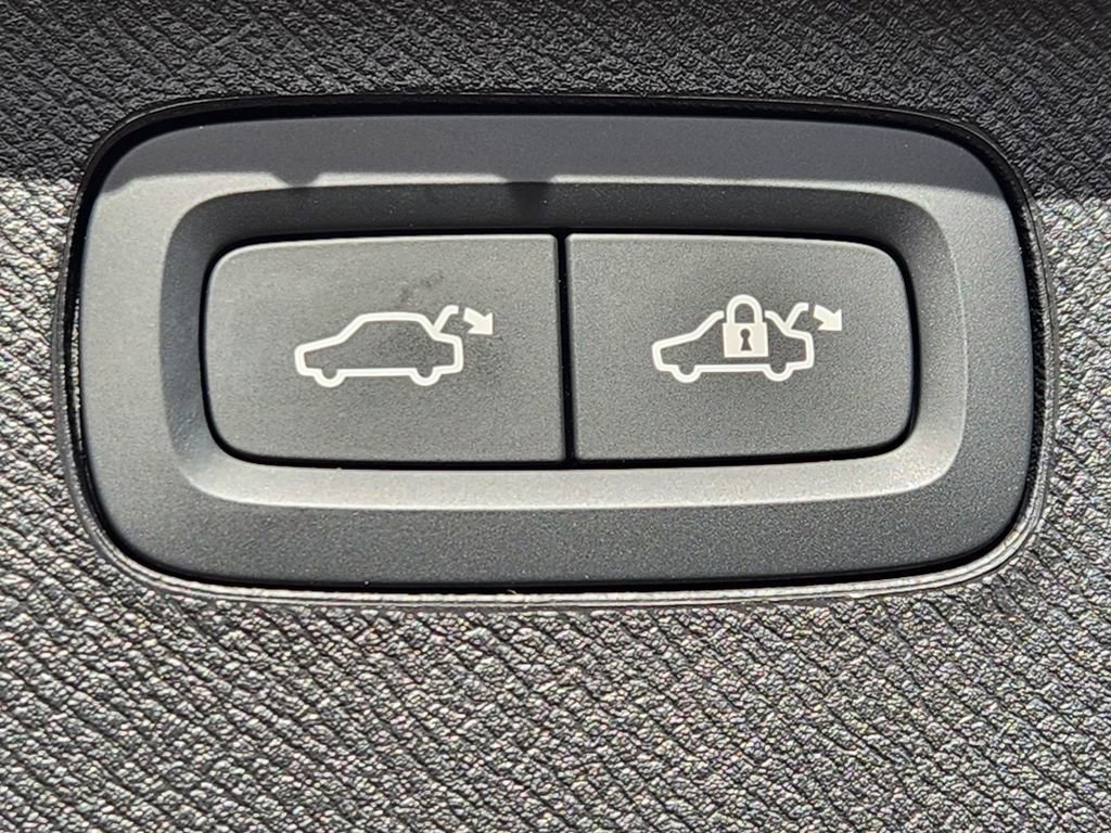 New 2026 Volvo XC90 B6 Plus w/ Protection Package Premier image 25