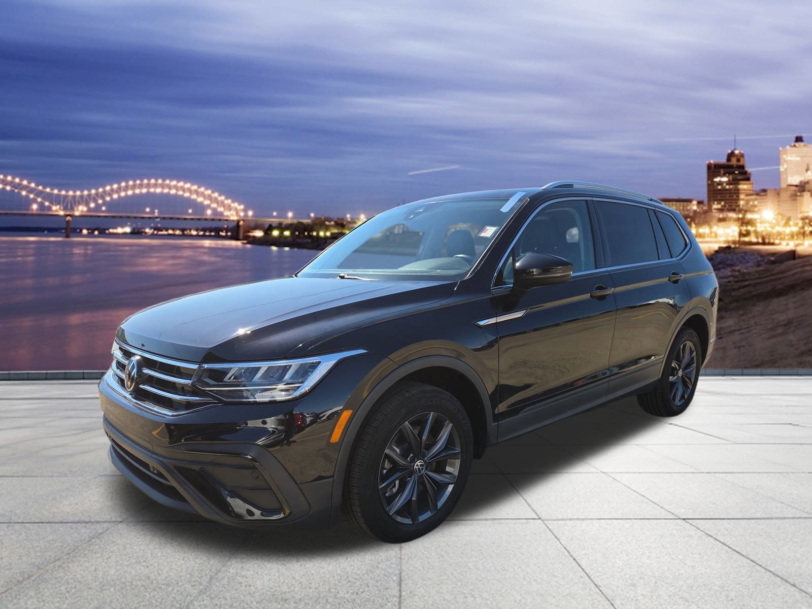 Used 2023 Volkswagen Tiguan SE w/ Panoramic Sunroof Package image 1