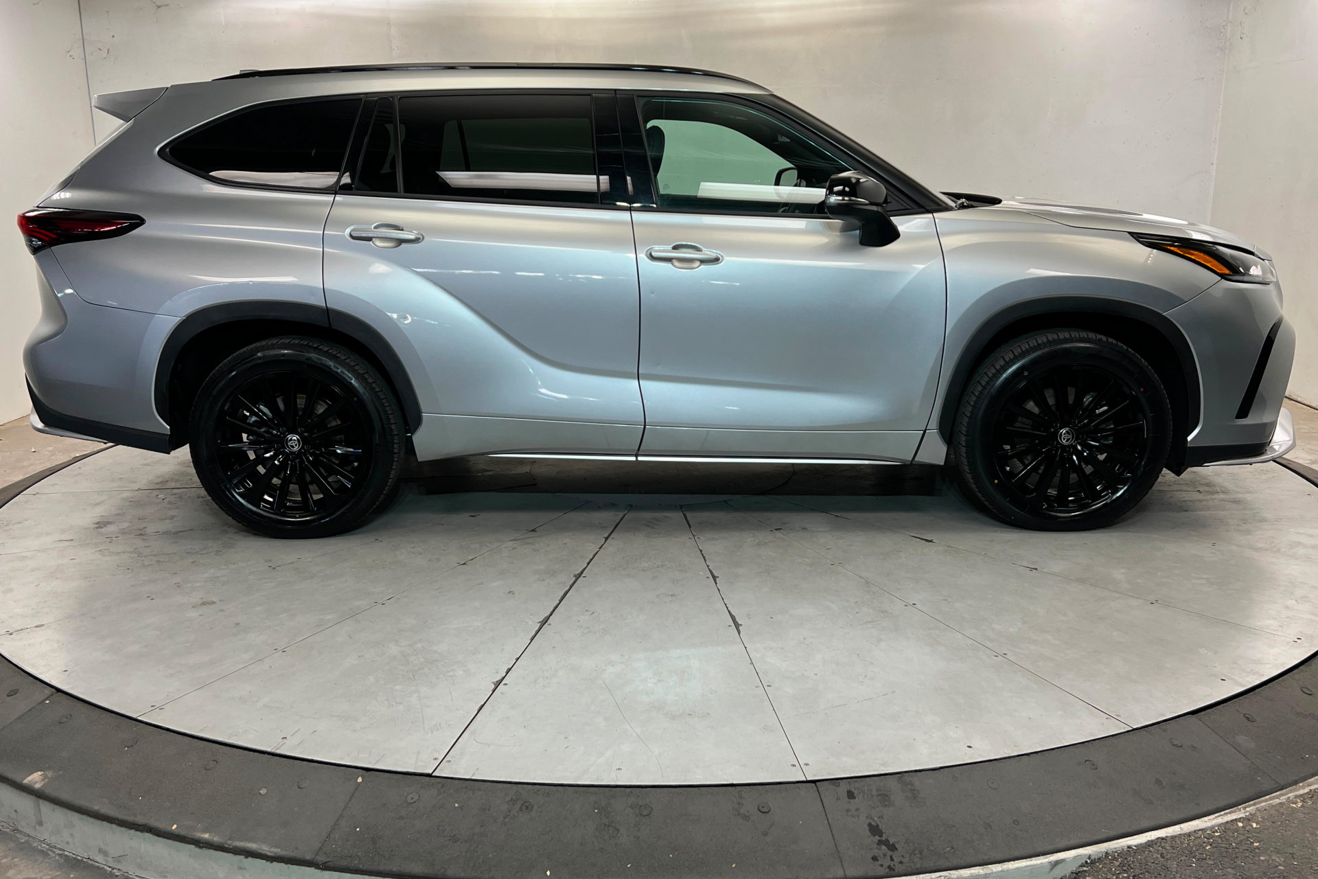 Used 2025 Toyota Highlander XSE AWD/4WD image 7