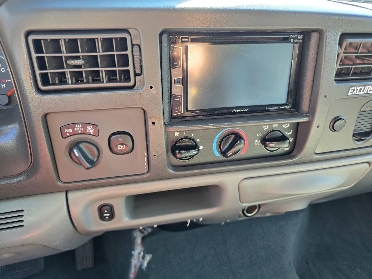 Used 2004 Ford Excursion XLT AWD/4WD image 18