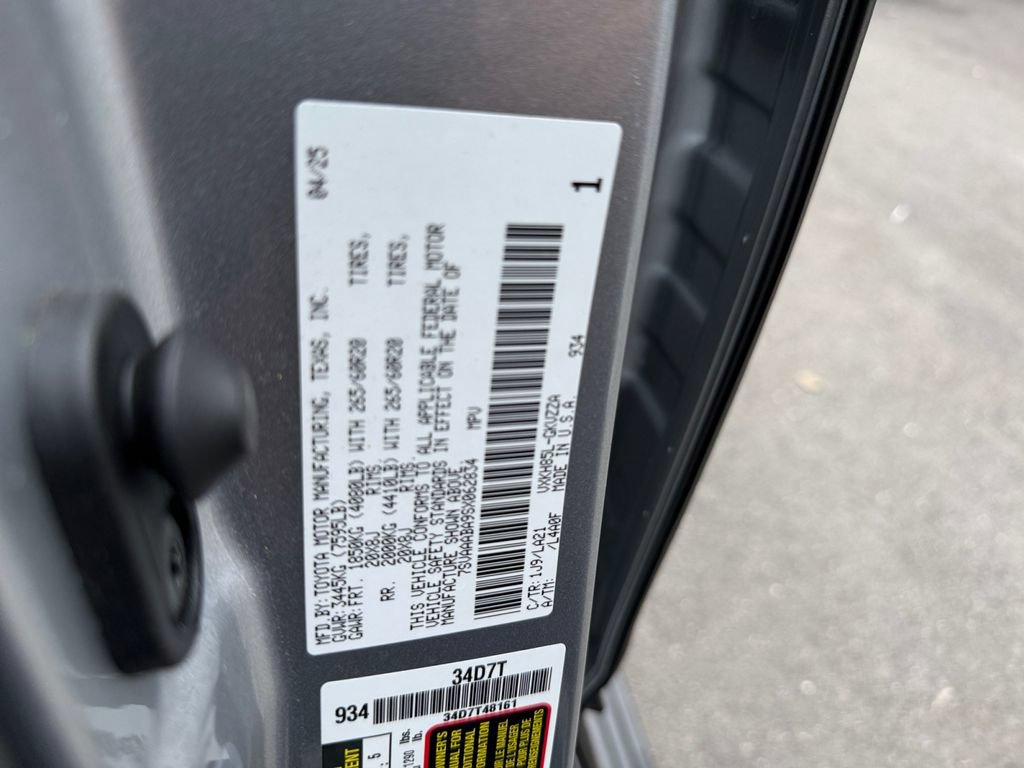 Used 2025 Toyota Sequoia Platinum AWD/4WD image 32