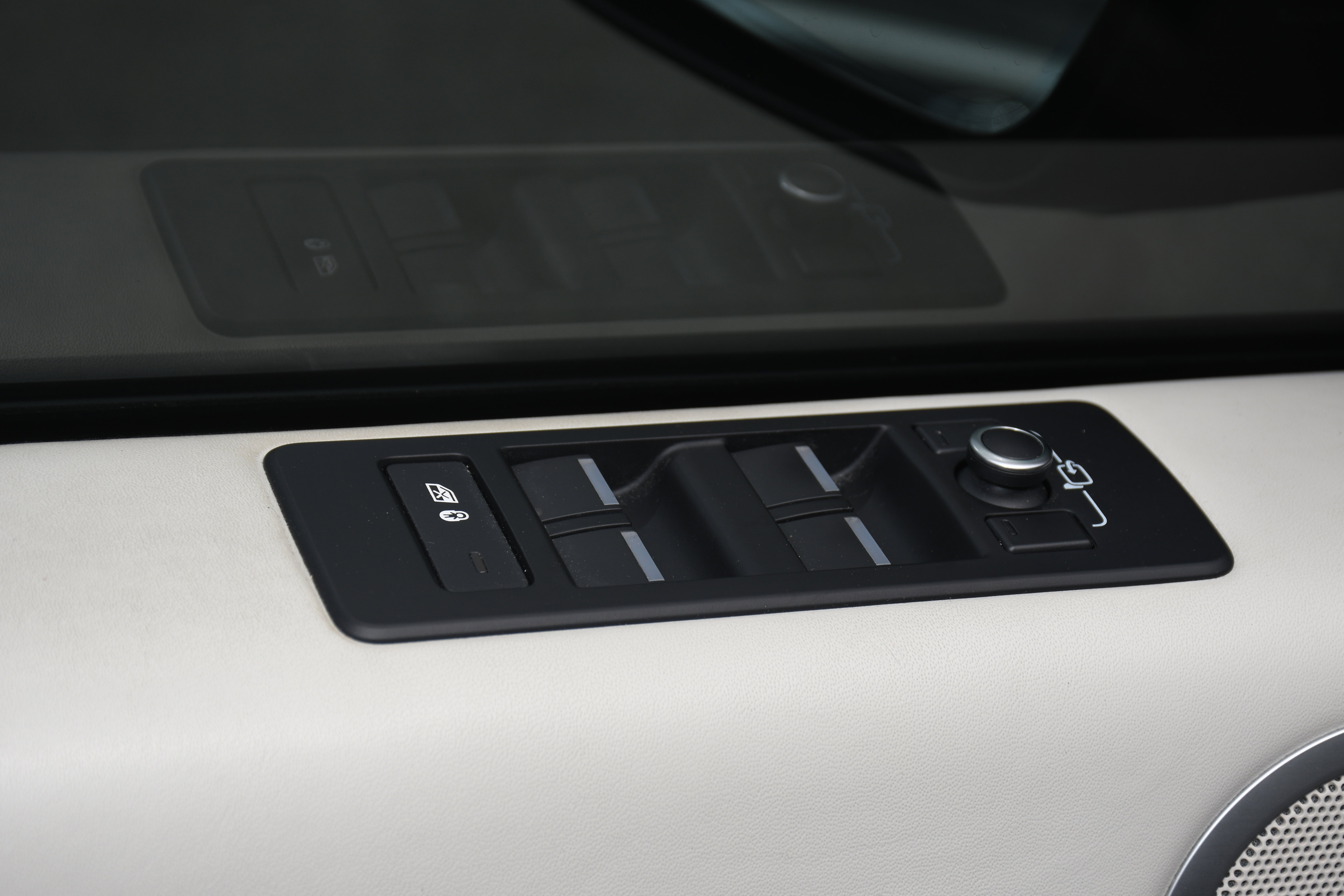 Used 2017 Land Rover Discovery HSE Luxury image 11