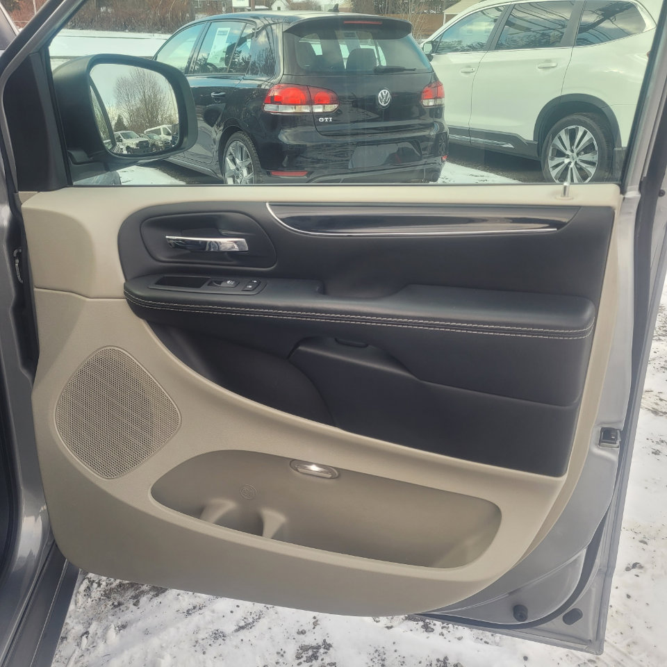 Used 2017 Dodge Grand Caravan SXT image 21