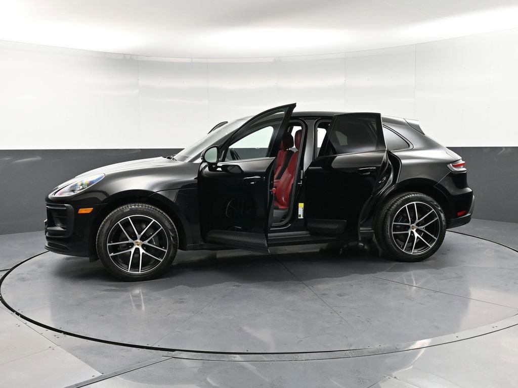 Certified 2024 Porsche Macan image 35