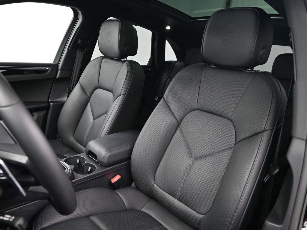 Certified 2026 Porsche Macan AWD/4WD image 5